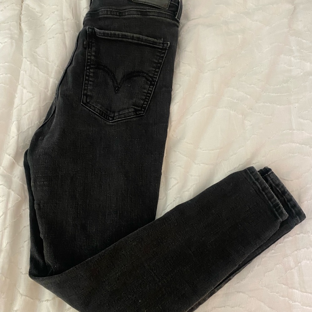 Sold ❌Levi’s black skinny distressed jeans